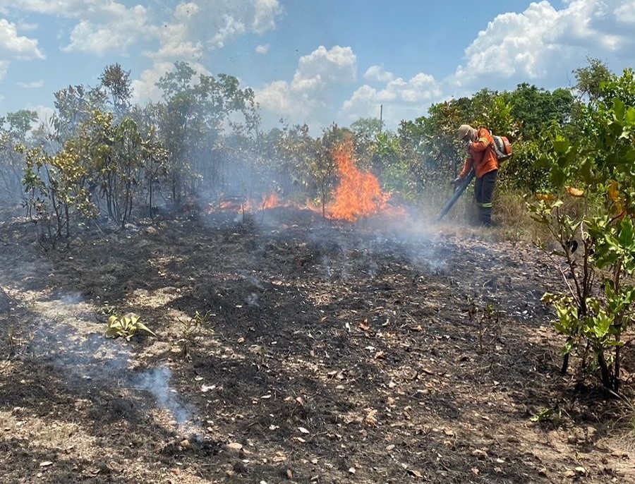 Brigada Municipal Mista (BMM) em Rosário Oeste combate incêndio de grandes proporções na área rural