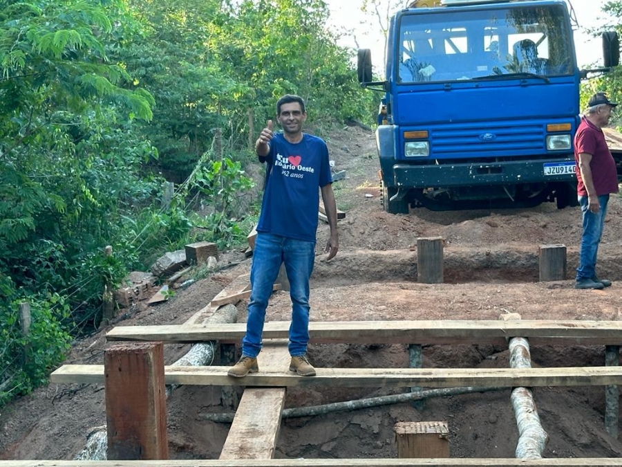 Prefeito Alex Berto acompanha construção da ponte na região da comunidade do Barranco Alto