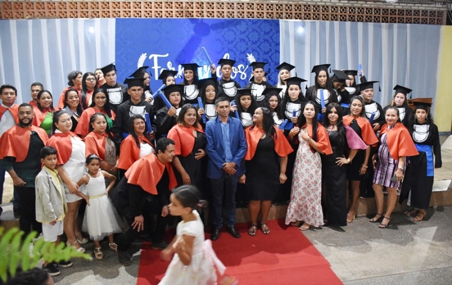 Prefeito Alex Berto participou da formatura da Escola Estadual Armando de Oliveira