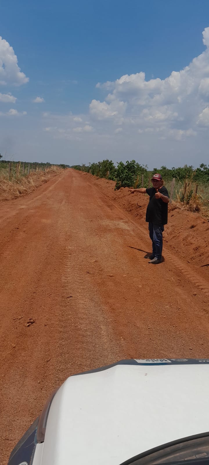 Vereador Zé Cabeludo acompanha manutenção na estrada que dá acesso a comunidade rural Vão da Serra.