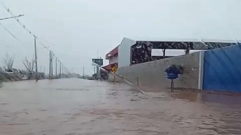 Forte chuva alaga ruas e avenidas de Sorriso; Defesa Civil monitora