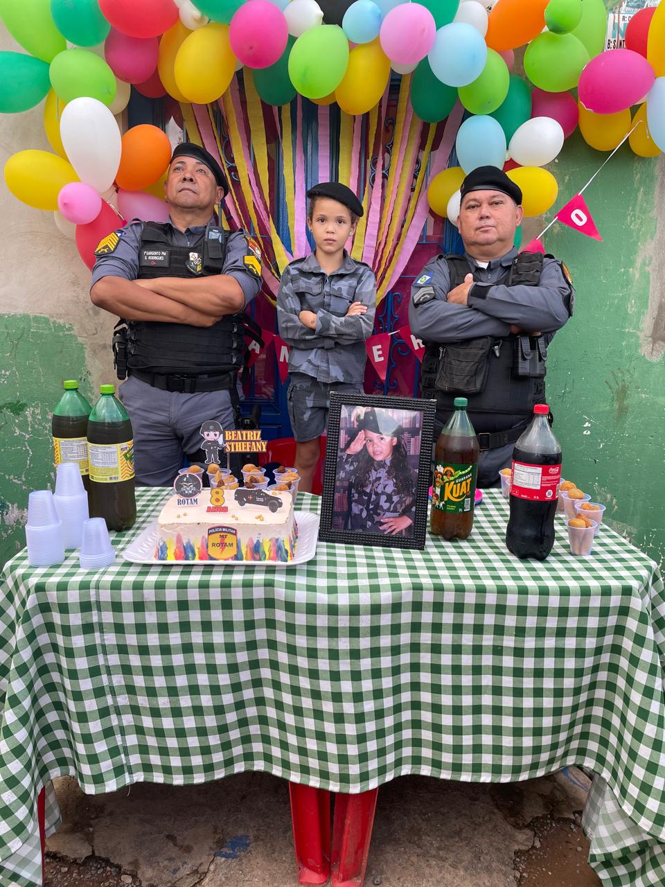 Menina de 8 anos de Rosário Oeste vive aniversário dos sonhos com a presença da PM e recebe uma farda de presente