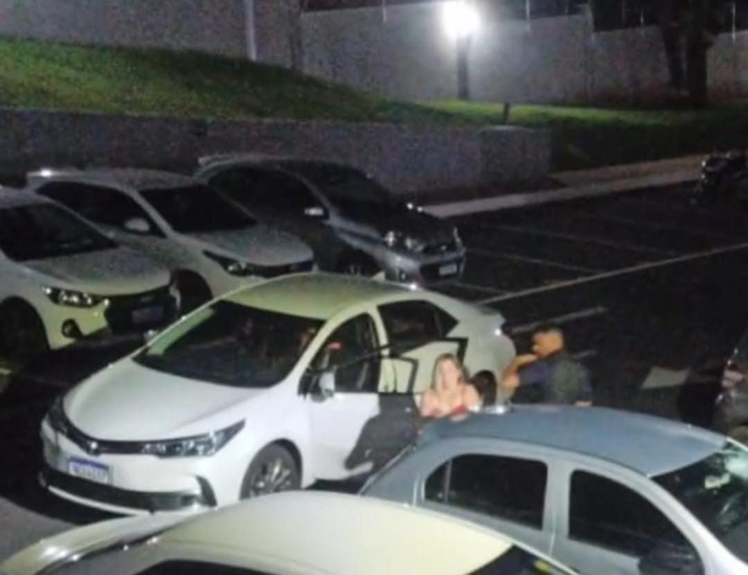 Professora surta de ciúmes e destrói carro de jornalista rosariense em condomínio de Cuiabá