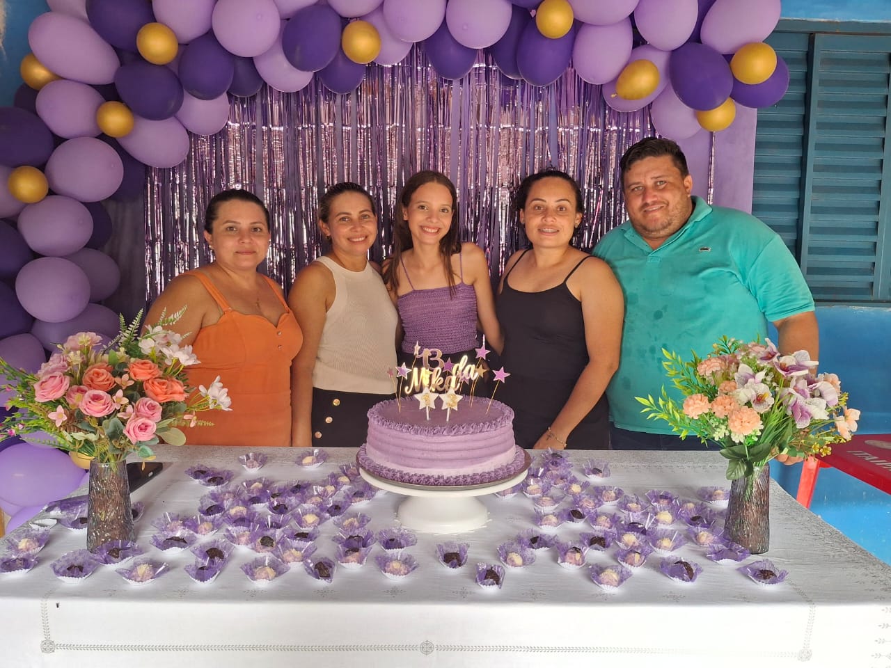 Almoço em família celebra os 13 Anos de Mikaelly com homenagens dos pais