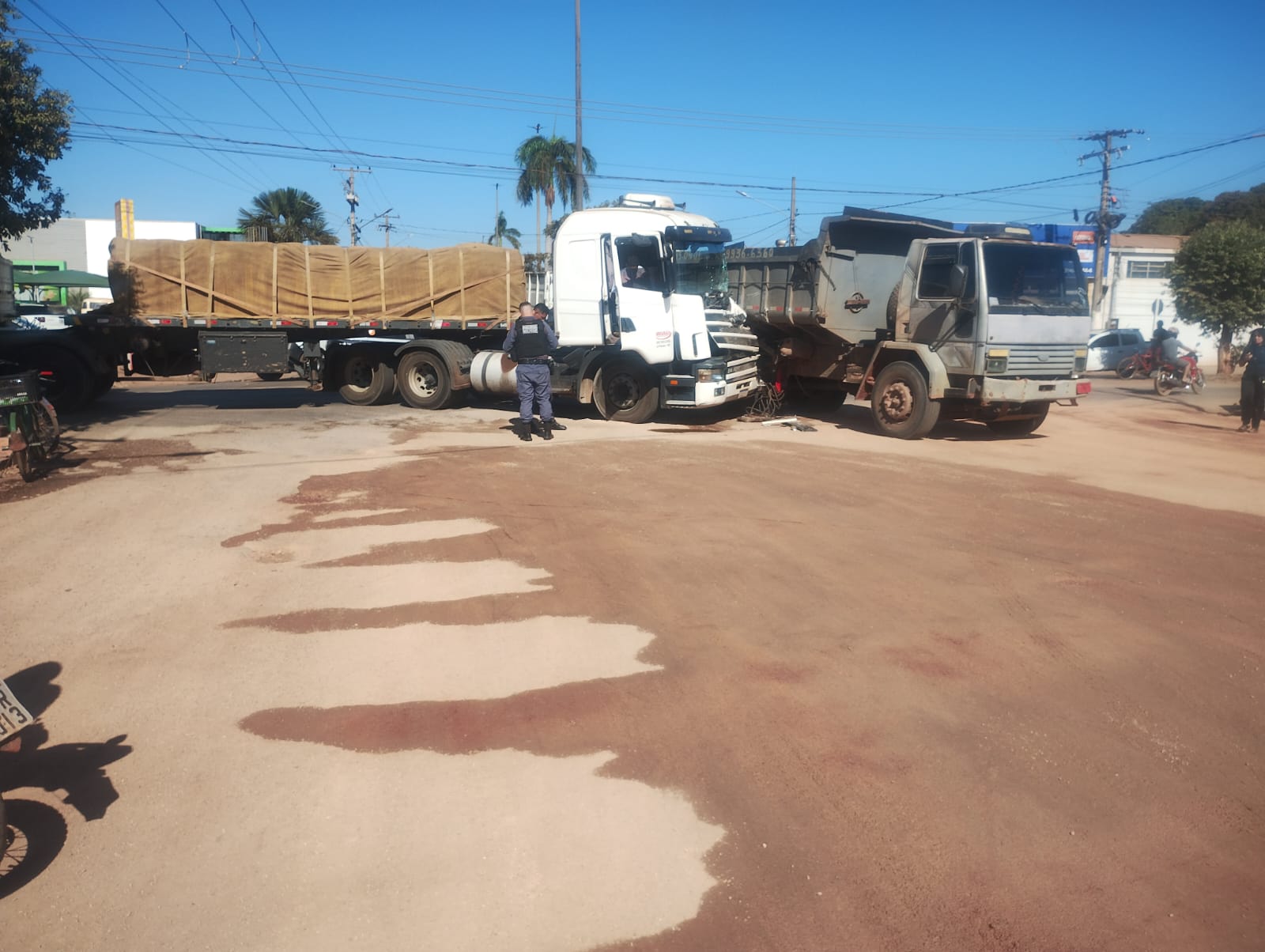 Acidente entre caminhões interdita rotatória na região central de Rosário Oeste e mobiliza Polícia Militar