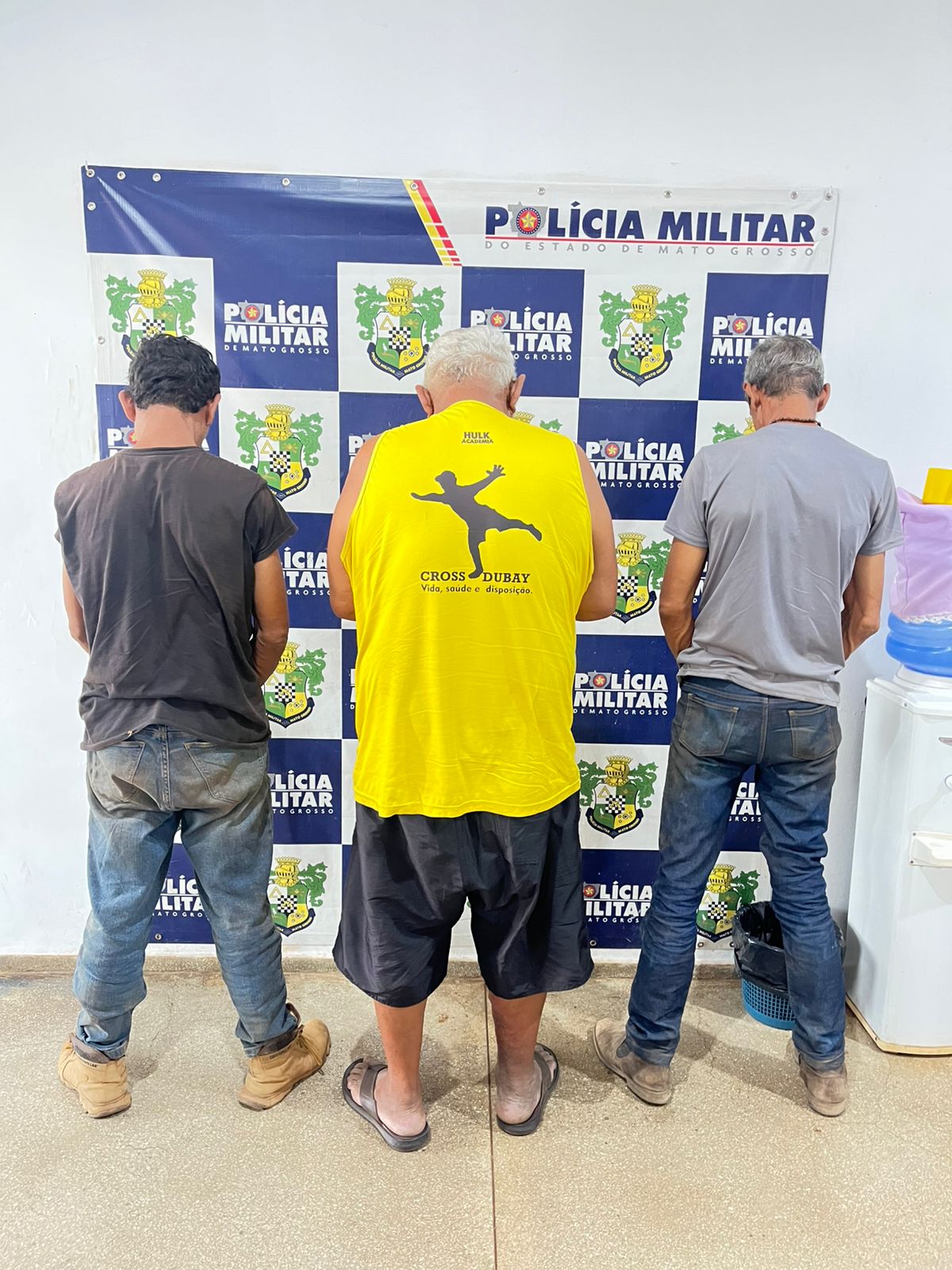 Três homens são detidos em Rosário Oeste com caminhão carregado de materiais furtados de obra em Sorriso