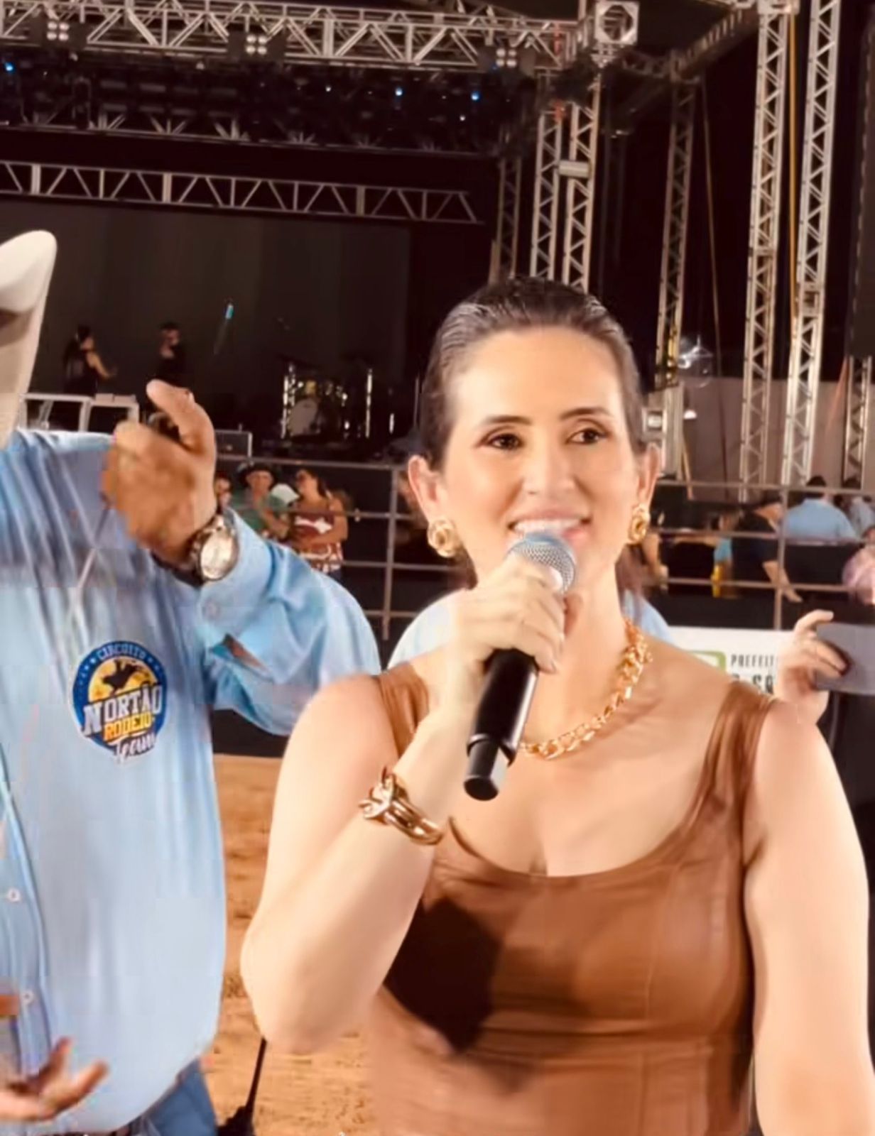 Vice-prefeita Juliana Nunes é aplaudida de pé ao falar na Expo Rosário após Sabiá Ribeiro enfrentar a ordem de censura à ela dada pela “Tropa de Choque” de Balabam