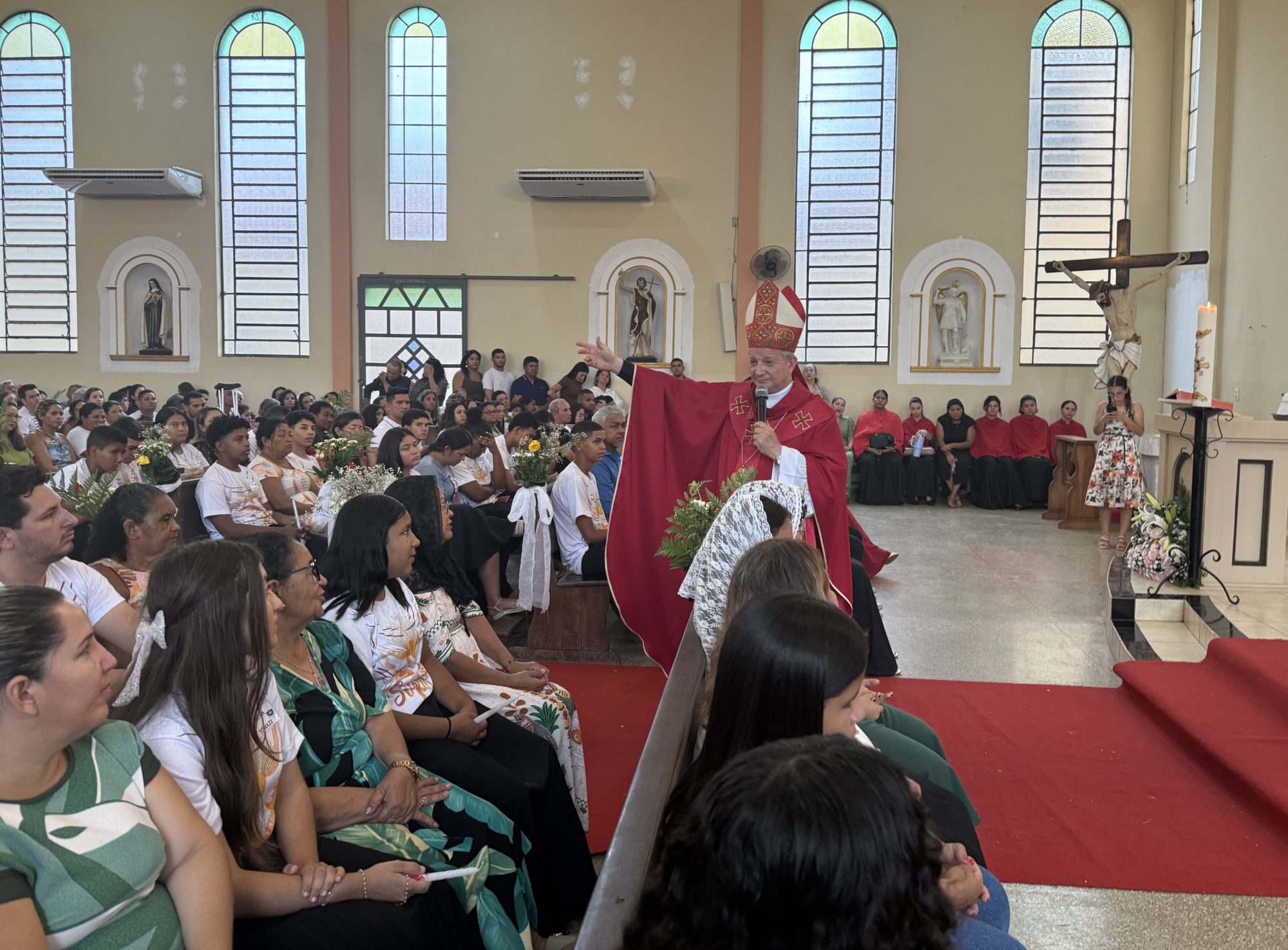 Com a presença de Dom Mário, Rosário Oeste celebra a Crisma de 145 jovens