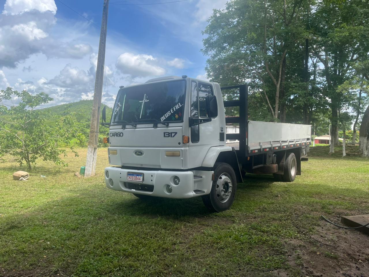 Jango e Dindão garantem caminhão novo para pequenos produtores do Pindaival