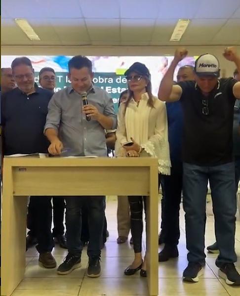 Microfone aberto, sem perceber, deputado Moretto revela que faturou licitação de hospital