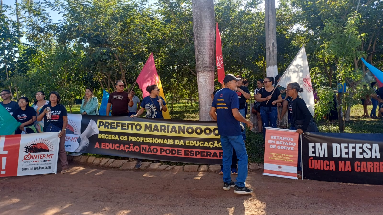 Professores e funcionários da Educação ocupam Prefeitura de Rosário Oeste e deliberam greve geral após falta de diálogo com a Gestão Municipal